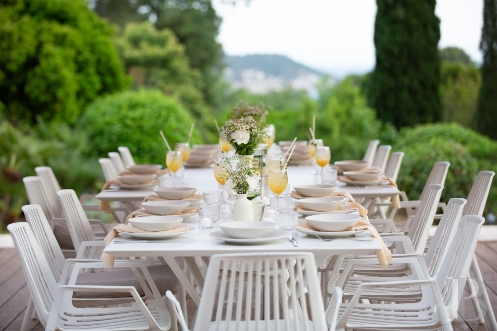 A renovated farmhouse surrounded by extensive grounds leading down to the sea, between Toulon and Hyères on the Var coast - photo  n°6